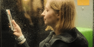 noia mirant el mòbil